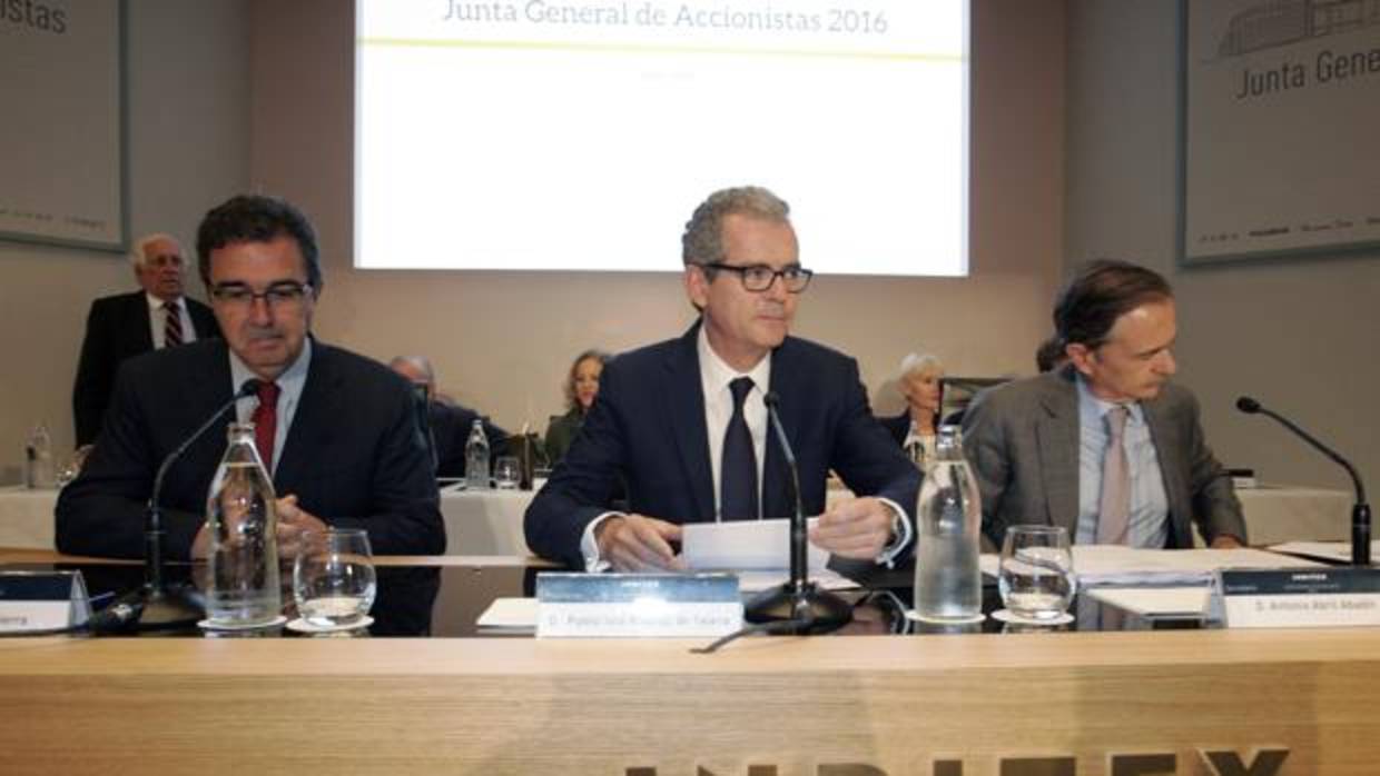 Antonio Abril, a la derecha, junto al presidente de Inditex, Pablo Isla