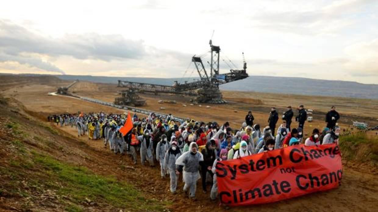 Miles de activistas marcharon hasta la explotación minera a cielo abierto de Hambach (Alemania)