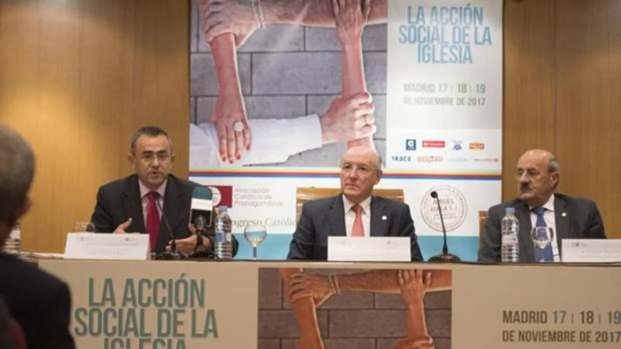 Fernando Giménez Barriocanal (izqda.), Carlos Romero y Rafael Ortega durante la presentación del Congreso Católicos y Vida Pública