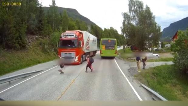 Los espectaculares reflejos de un camionero evitan que un niño sufra un atropello