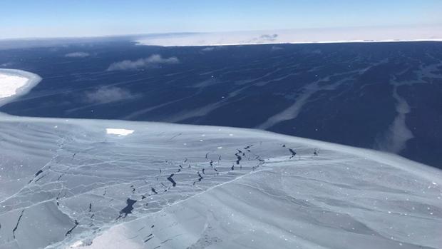 El iceberg gigante A68 se adentra en el mar