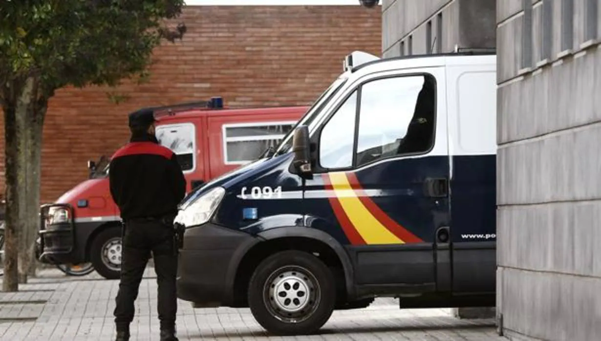 Entrada en el furgón policial de los acusados al juicio de la Audiencia de Navarra