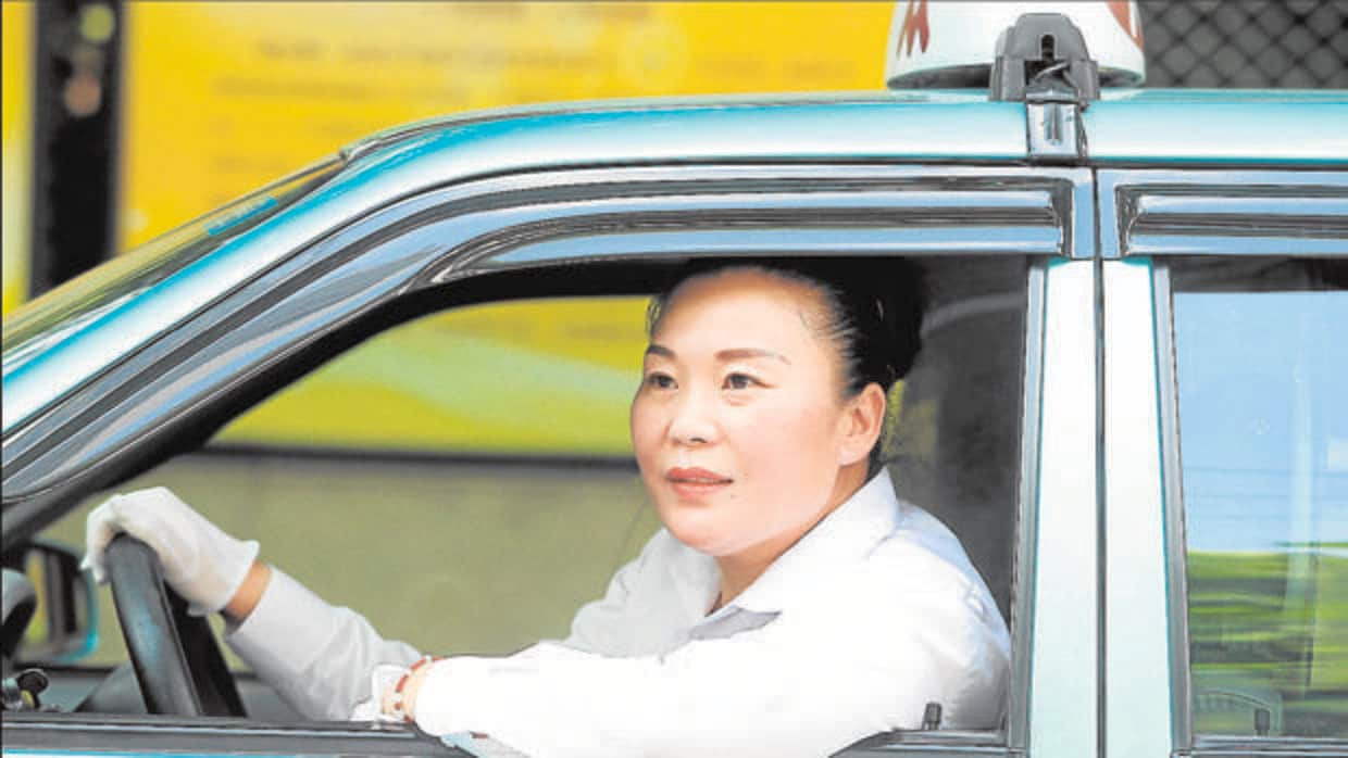 Una taxista en la ciudad de Shanghái