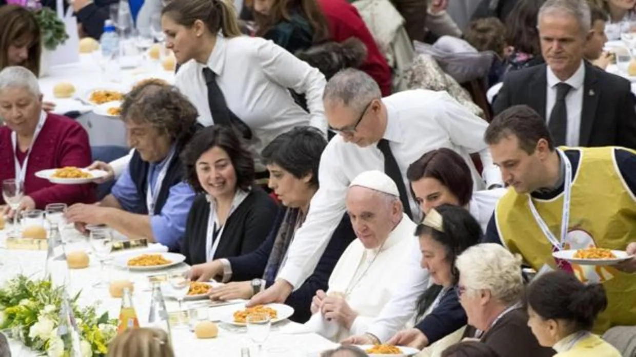 Como parte de la Jornada Mundial de los Pobres, el Santo Padre ha invitado a almorzar en el amplio hall del Aula de las Audiencias a mil quinientas personas