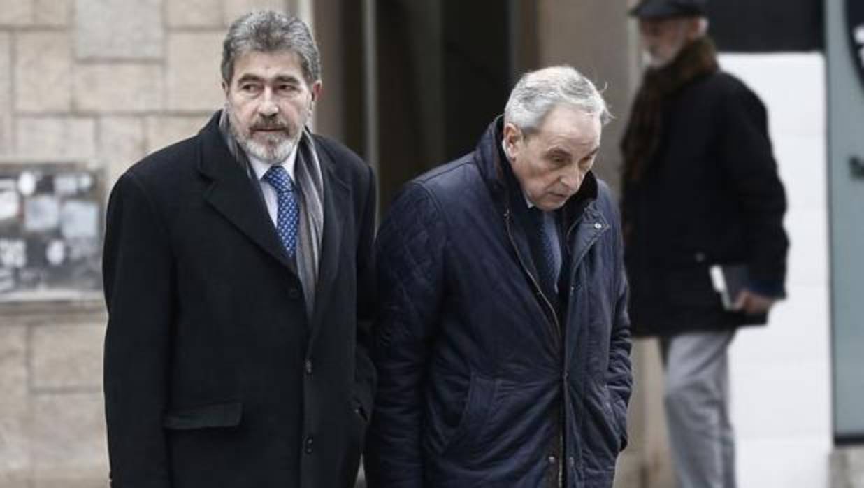 Los abogados de la joven madrileña que denunció haber sufrido una violación grupal en los sanfermines del 2016, Carlos Bacaicoa (d), y Miguel Angel Moran (i), entran al Palacio de Justicia de Navarra