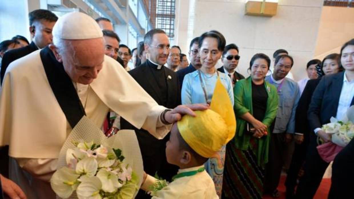 El Papa saluda a un niño durante su visita a Birmania