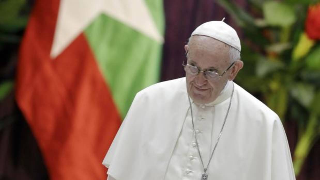 El Papa se reunió también con obispos birmanos en la catedral de Santa María en Rangún (Birmania)