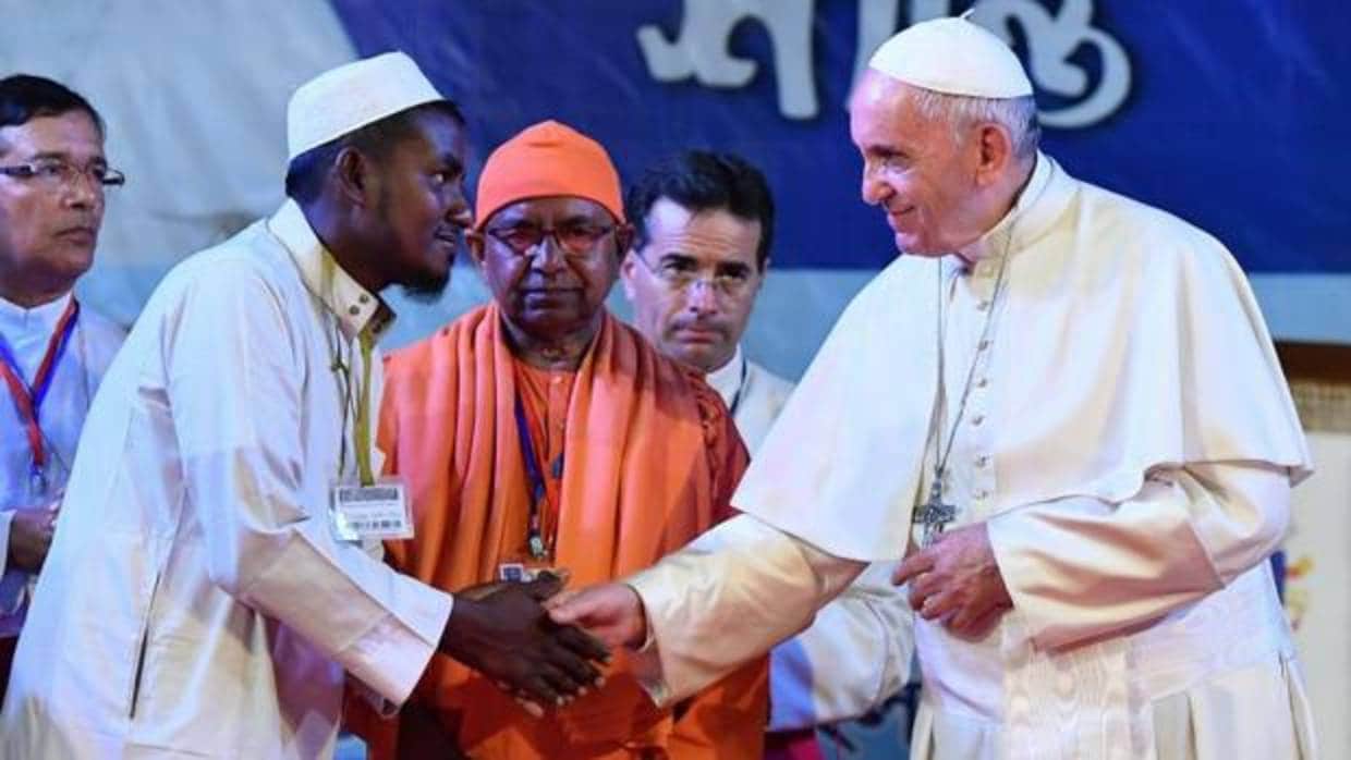 El Papa Francisco estrecha la mano a un refugiado rohingya durante una reunión ecuménica e interreligiosa por la paz con en el jardín del Arzobispado en Dacca