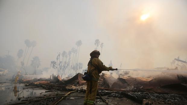 El fuego vuelve a arrasar California y acecha a Los Ángeles