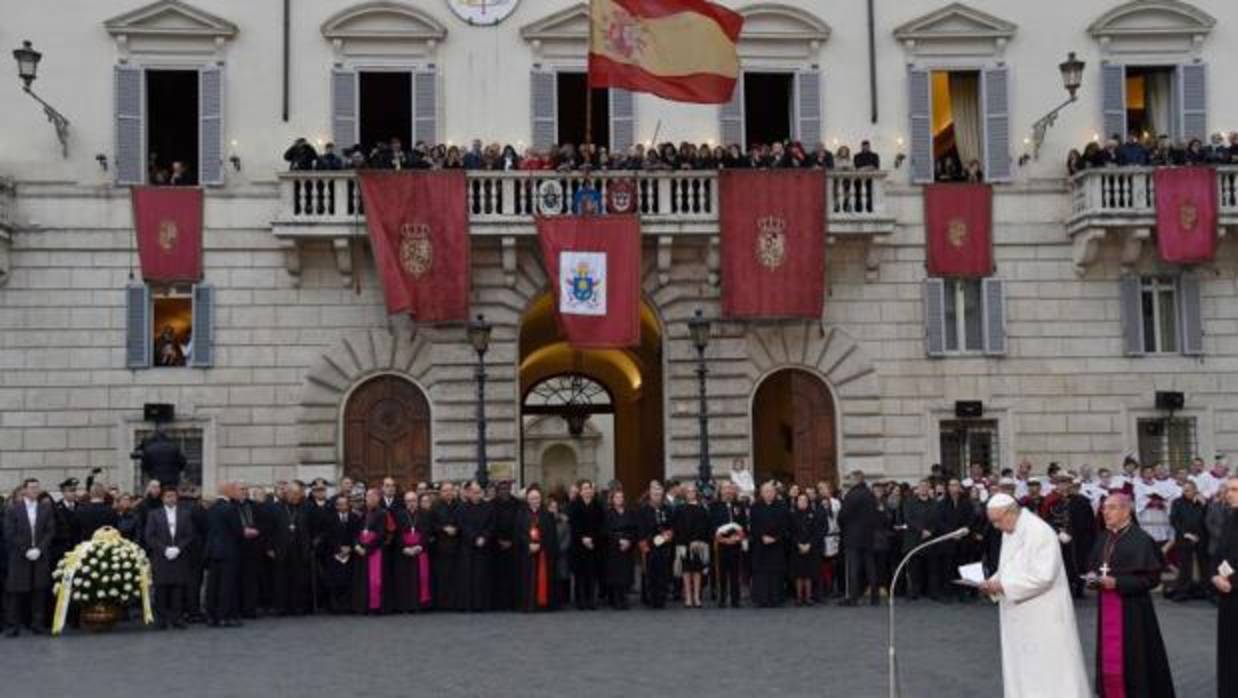 El Papa lee su mensaje durante la ofrenda de flores a la Virgen de la Inmaculada en la plaza de España en Roma