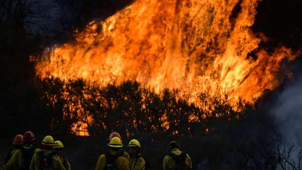 Nueve mil bomberos combaten seis fuegos sin control en California