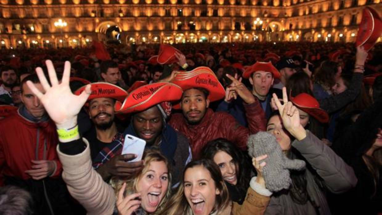 Salamanca adelanta la bienvenida a 2018 entre miles de jóvenes de todo el país