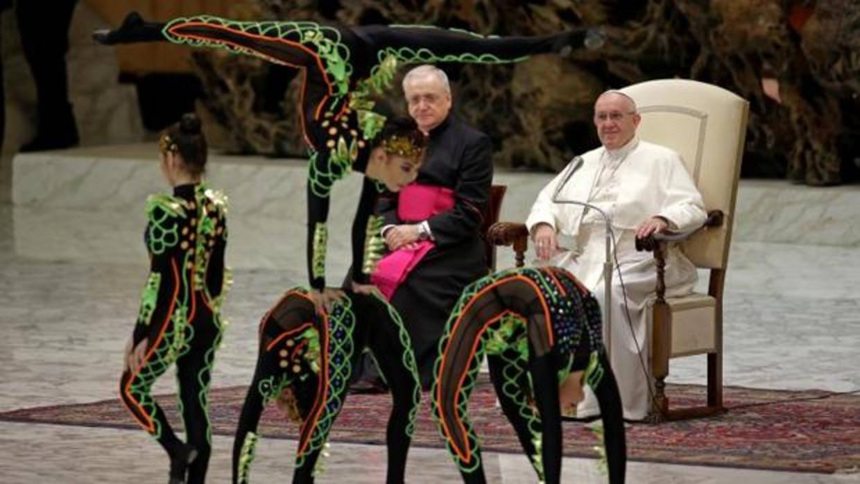 El Papa, atento a la actuación del Golden Circus