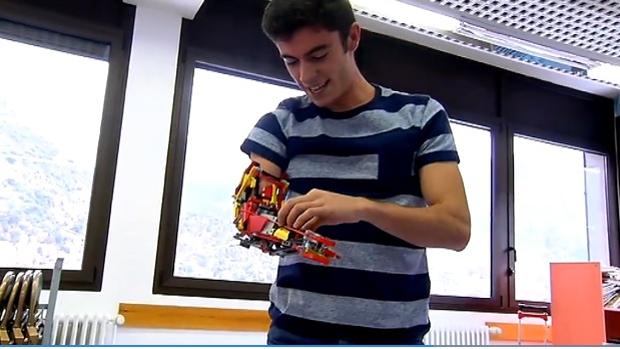 Un joven construye su propia prótesis de brazo con piezas de Lego