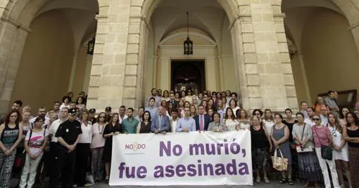 Las autoridades municipales de Sevilla guardan un minuto de silencio por la muerte de Encarni