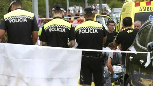 Agentes de la Policía y personal de emergencias en Salou (Tarragona)