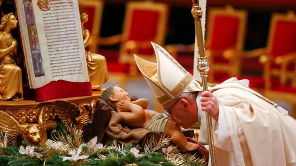 El Papa Francisco besa la imagen del Niño Jesús en la basílica de San Pedro, en el Vaticano