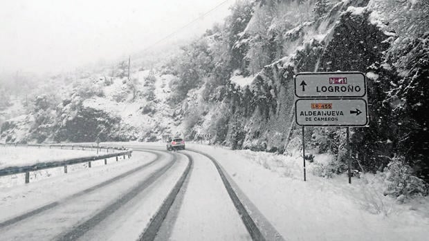 La nieve colapsa carreteras del norte y el centro de España