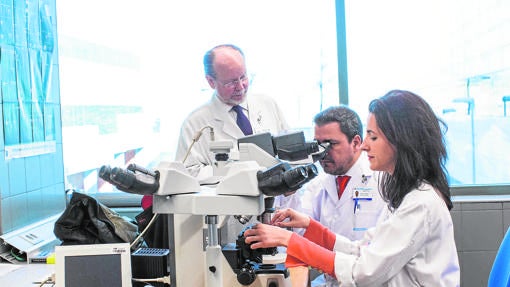 Rafael Duarte, con su equipo del Hospital Puerta de Hierro de Madrid