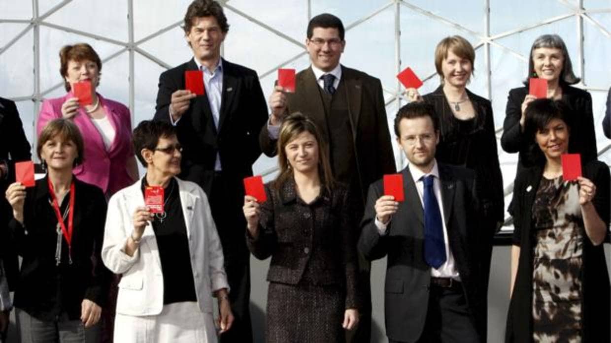 Bibiana Aído, en 2010, posa junto con otros responsables europeos de lucha contra la violencia de género sacando «una tarjeta roja al maltrato» en un acto celebrado en Valencia