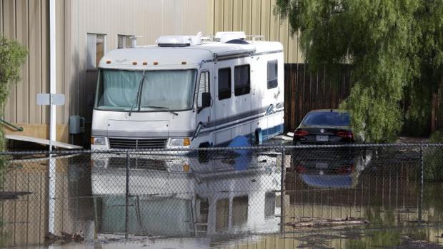 Ascienden a 15 los muertos por las inundaciones en California