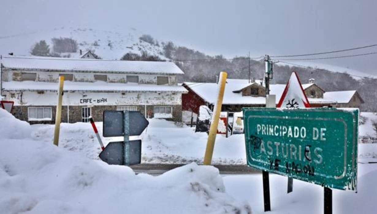 Un paraje nevado en la localidad asturiana de Tarna, en una jornada marcada por el temporal de nieve y frío que afecta a numerosas provincias españolas