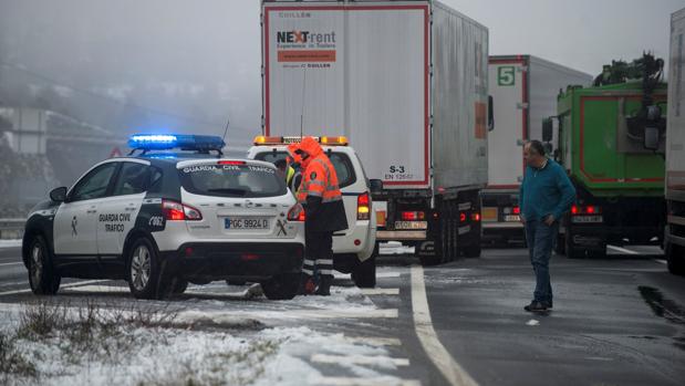 Tráfico podrá bloquear al conductor que no lleve cadenas o neumáticos de invierno en plena nevada