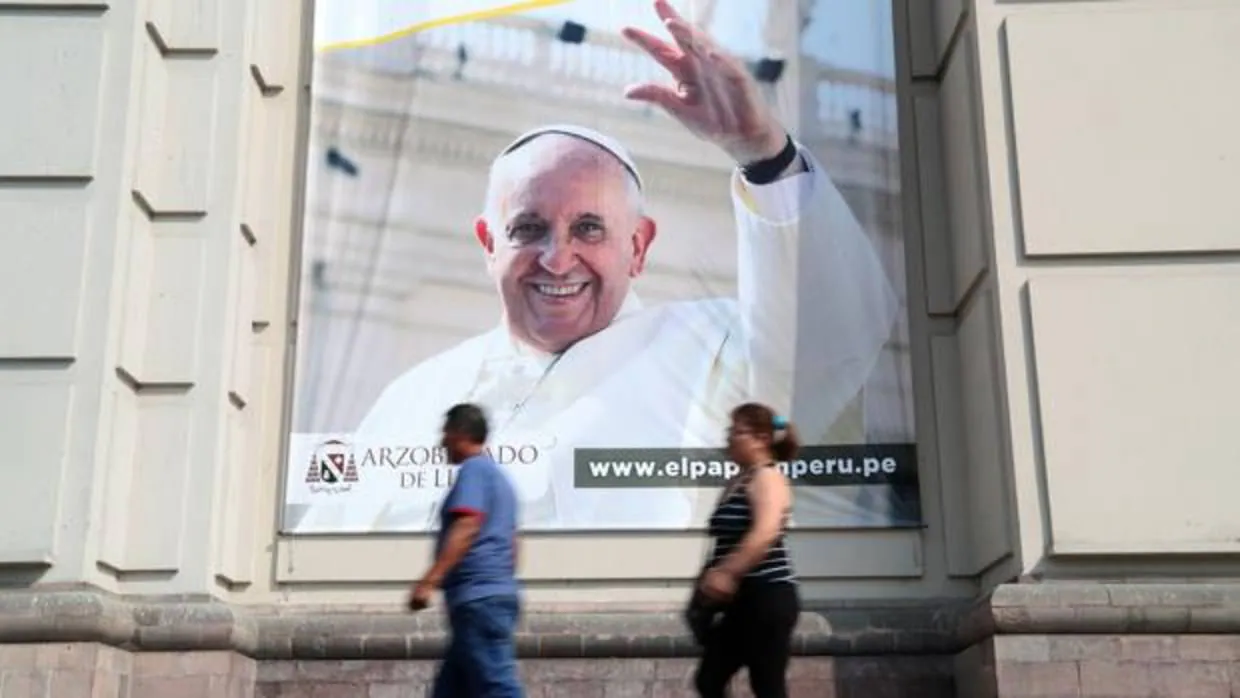 Vista de una pancarta gigante del papa Francisco en el atrio de la catedral de la ciudad de Lima (Perú)