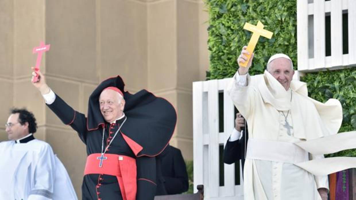 A la derecha, el Papa Francisco saluda a los jóvenes chilenos