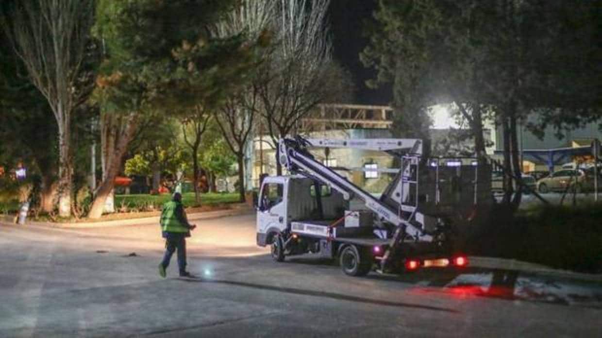 Un camión se decide a entrar anoche en la planta de residuos urbanos de Alhendín donde apareció el bebé