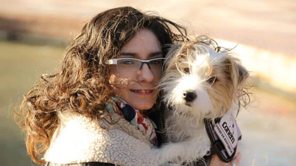 Lidia Nicuesa, enferma de diabetes, con su perra Cini