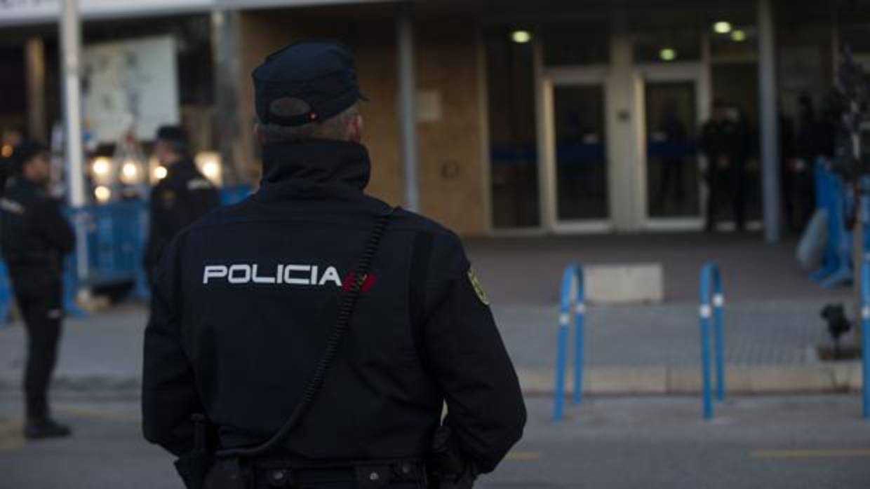 Fotografía de archivo de agentes de la Policía Nacional en Palma de Mallorca