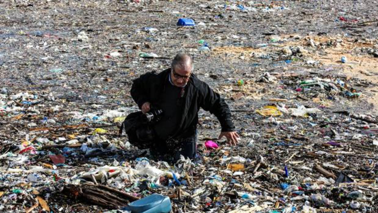 Un periodista libanés camina entre montañas de basura