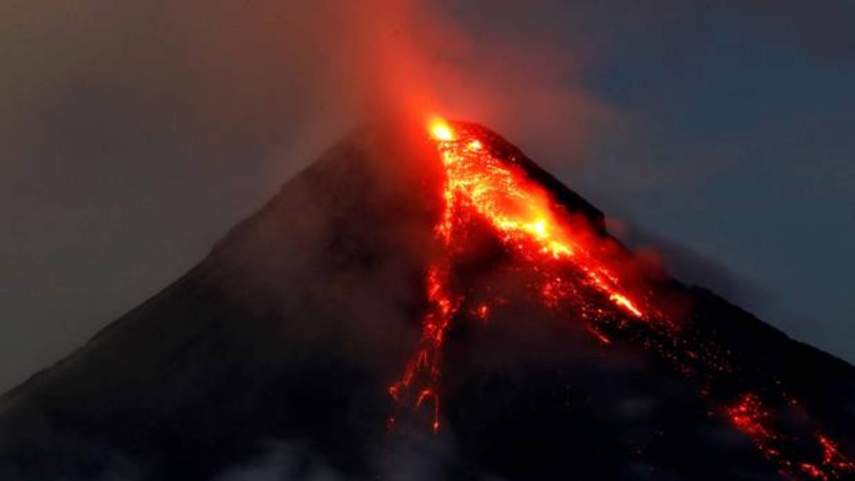 El volcán Mayon expulsa lava durante una erupción