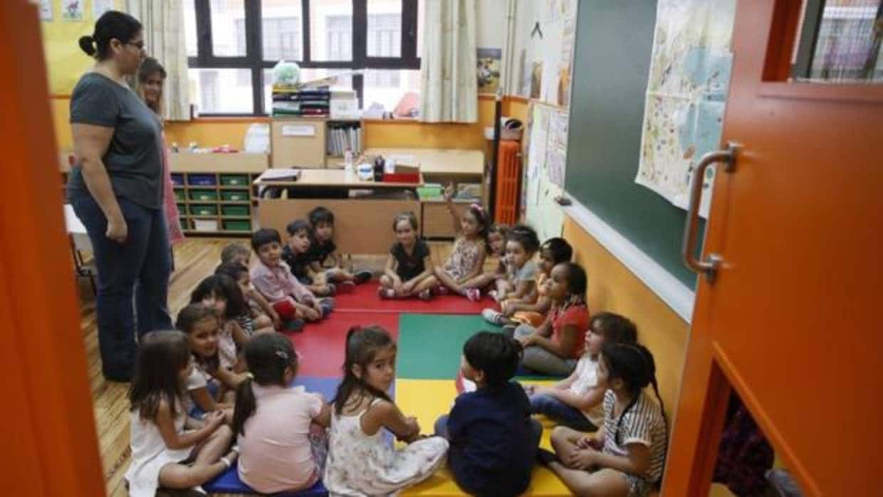 Varios niños en su aula del CEIP Palacio Valdés de Madrid