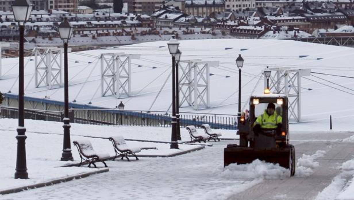 Aspecto que presenta una callede Oviedo tras la nieve caida en la ciudad en las últimas horas. Lasúltimas nevadas en distintos puntos del Principado de Asturias obligana utilizar cadenas para circular por el puerto de Pajares (N-630)