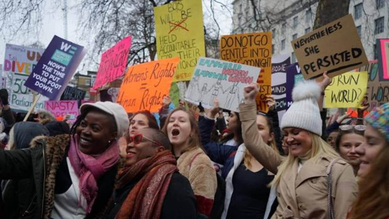 Un grupo de mujeres protesta en Londres contra el acoso sexual