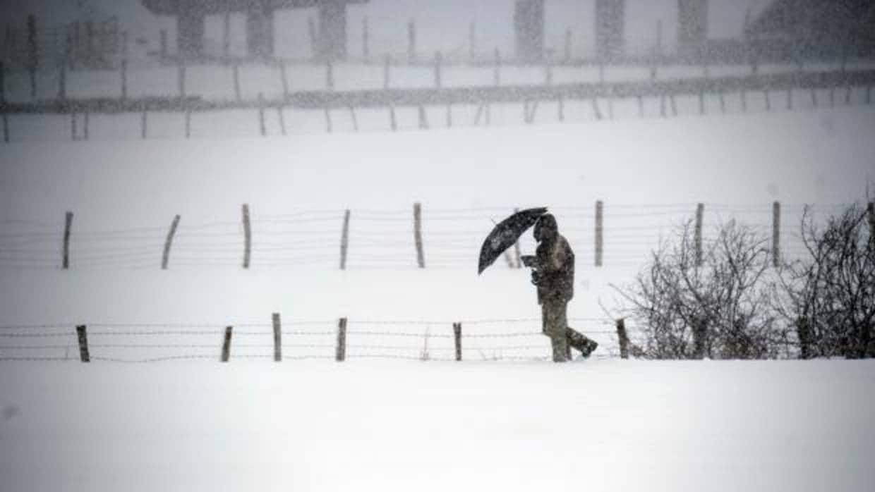 Un hombre camina entre la nieve cerca de la localidad cántabra de Reinosa