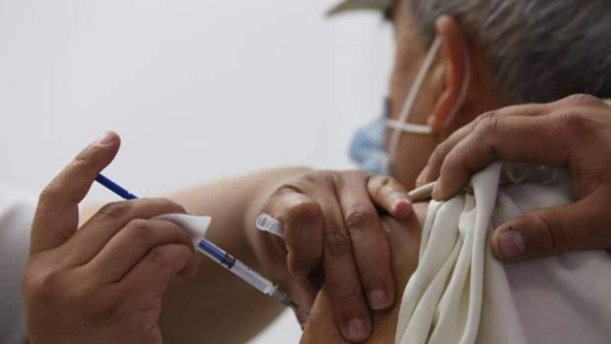 Una persona mayor recibe la vacuna de la gripe en un centro de salud