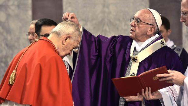 El Vaticano revela que el Papa recibe víctimas de abusos sexuales «varias veces al mes»