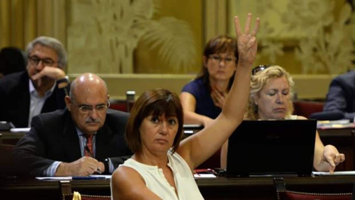 Francina Armengol en una reunión del Parlamento balear