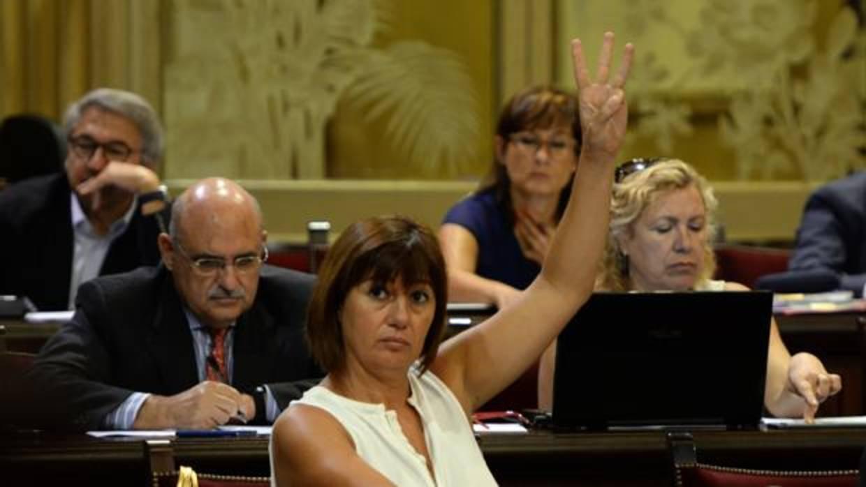 Francina Armengol en una reunión del Parlamento balear