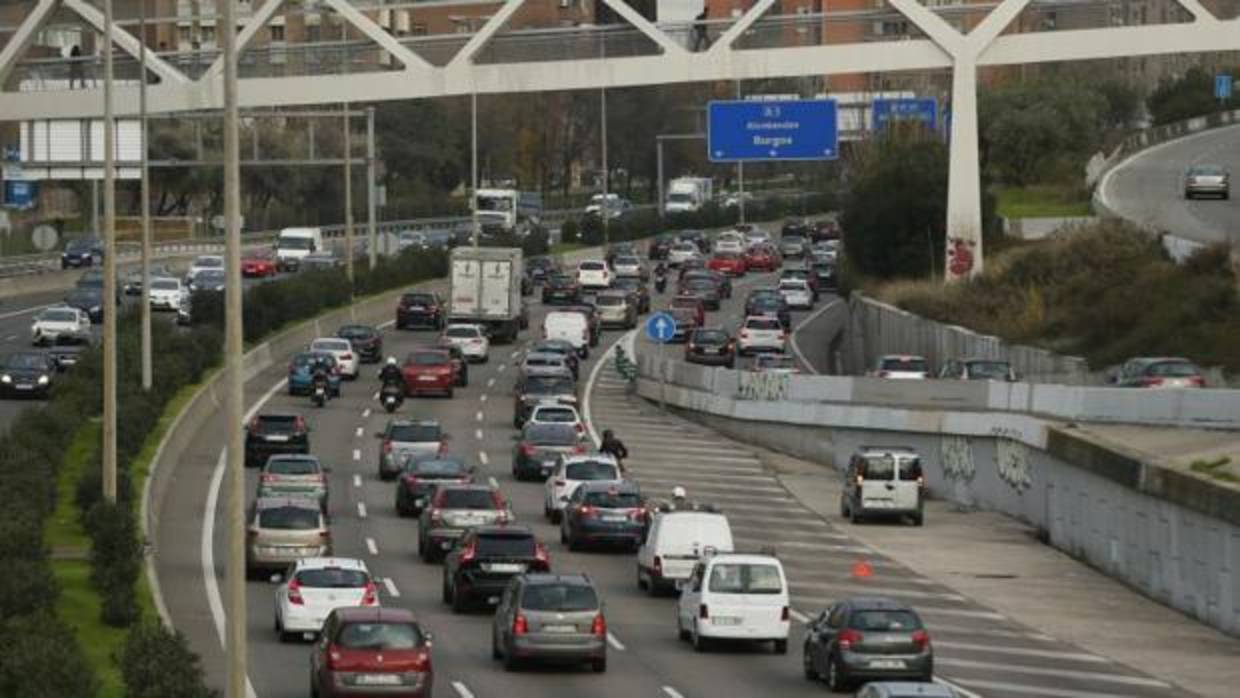 Coches circulan por la M-30 en Madrid