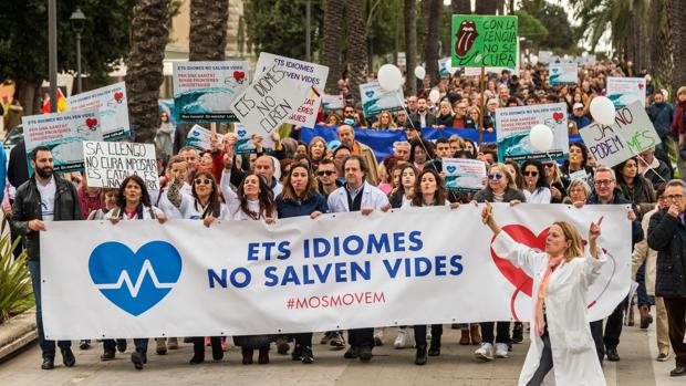 Más de un centenar de profesionales sanitarios protestan en Ibiza contra el decreto del catalán