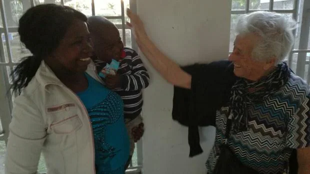 Irma, la abuelita italiana de 93 años que ha viajado a Kenia para ayudar en un orfanato