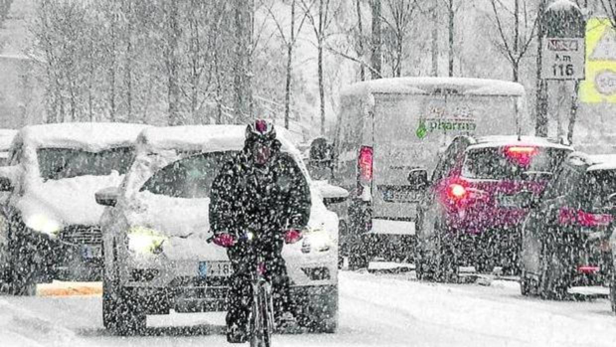 Un ciclista pedalea mientras la tormenta descarga con fuerza