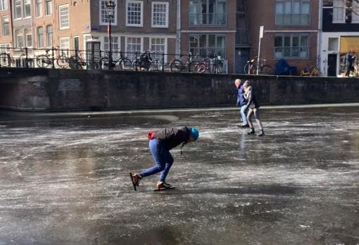 Una joven, patinando sobre los canales de Ámsterdam
