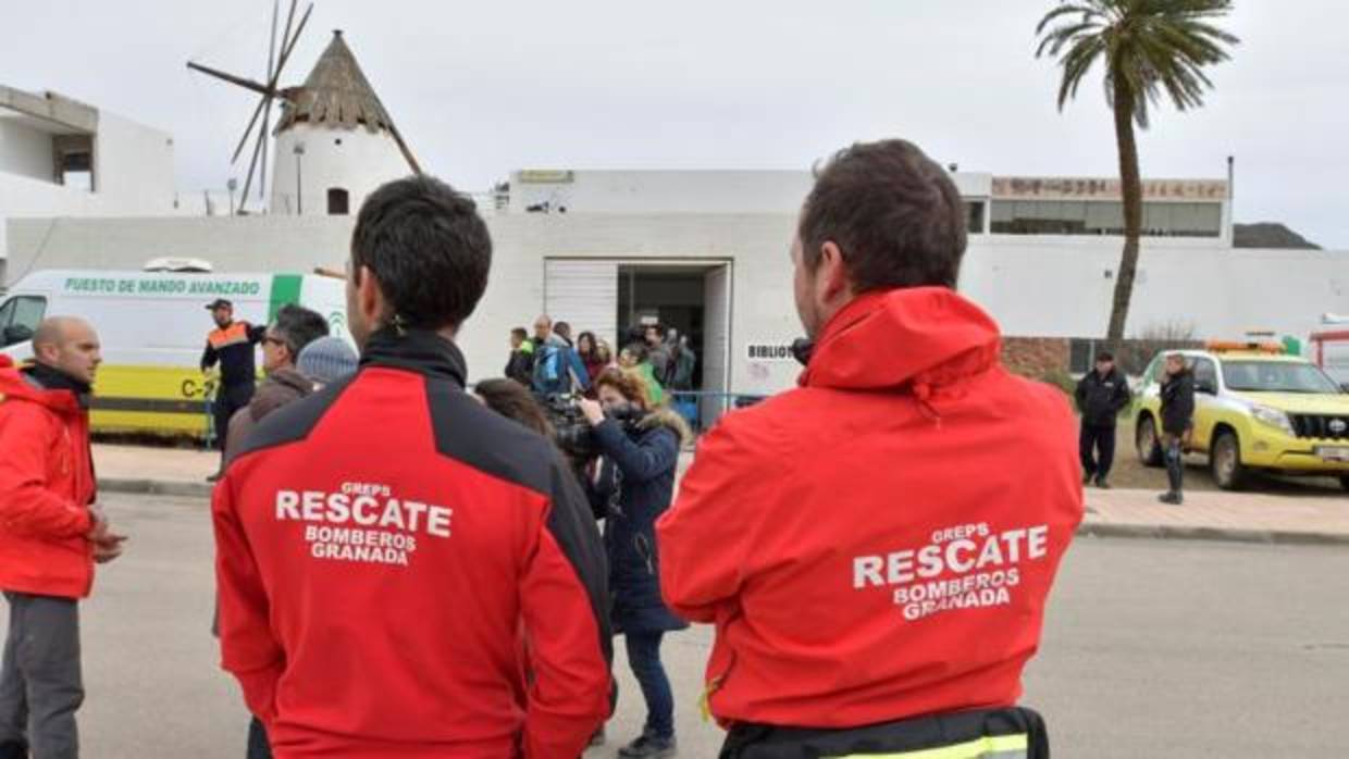 Bomberos de Granada llegan este lunes al puesto de mando para participar en la búsqueda de Gabriel, el menor desaparecido en el paraje de Las Hortichuelas, en Nijar