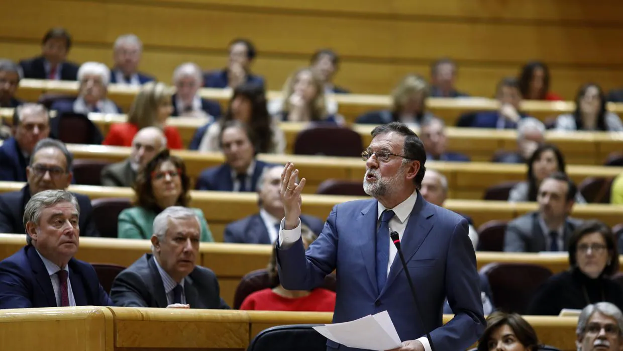 Rajoy desautoriza la «huelga a la japonesa» de Tejerina y Cifuentes