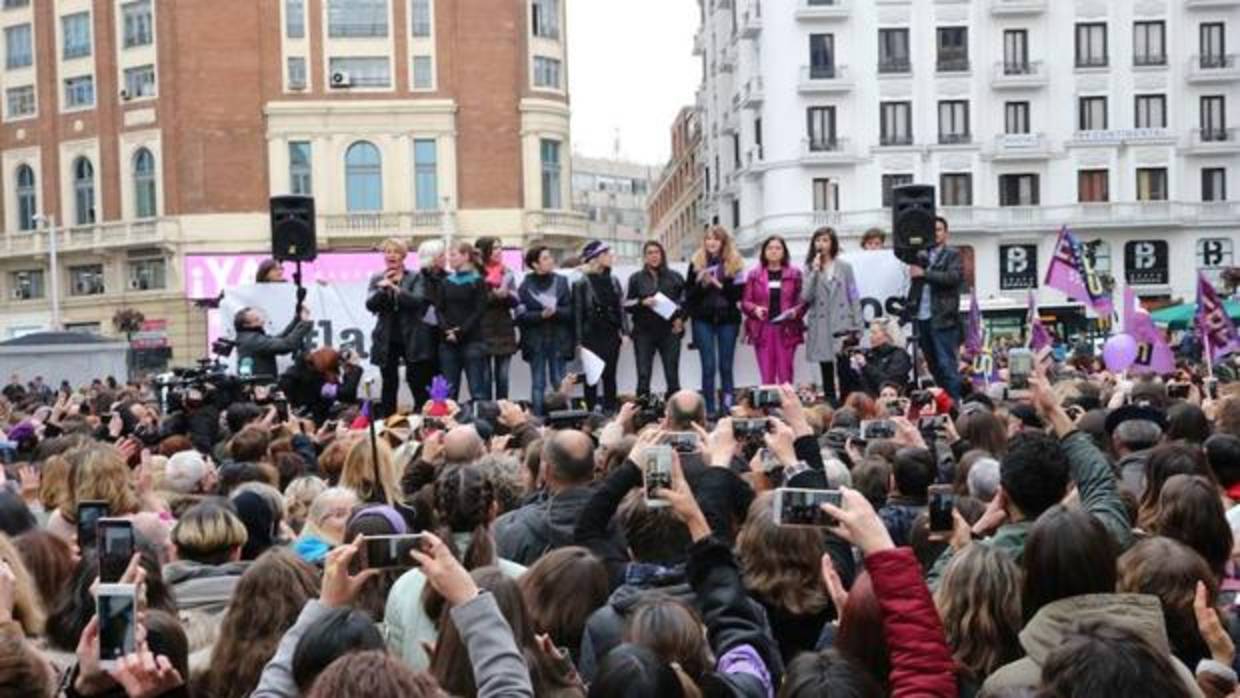 Lectura del manifiesto feminista de las periodistas en la Plaza del Callao de Madrid